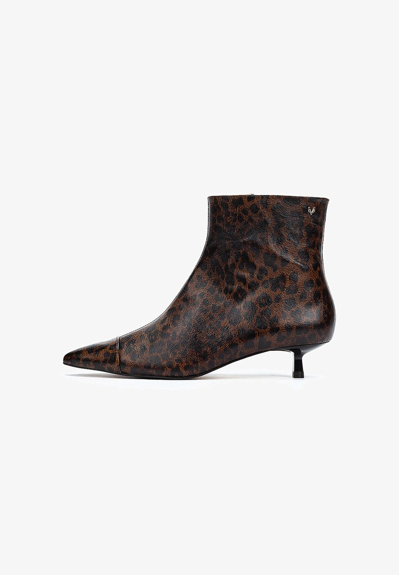 Bottines imprimé léopard en cuir lisse, avec un bout pointu et un petit talon. Offrent un ajustement confortable autour de la cheville.