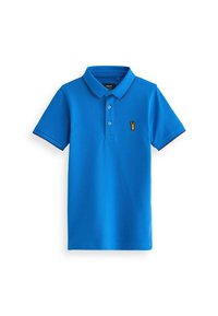 Camisa polo azul de material de algodón, con una tapeta de dos botones, mangas cortas y un bordado de langosta amarilla en el lado izquierdo del pecho.