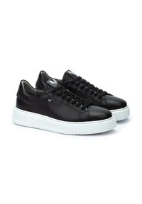 Sneakers in pelle nera con suole in gomma bianca, caratterizzati da una superficie liscia, punta rotonda e lacci intrecciati. Branding sottile sul lato.