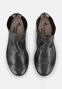 Stivaletti neri alla caviglia con design in pelle perforata, punta arrotondata e chiusura con zip. Texture liscia con cuciture tonali. Etichetta del marchio visibile all'interno.