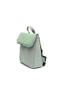 Minta zelena nahrbtnik s prepognjenim pokrovom, z zip zapiralom in prilagodljivimi naramnicami. Narejen iz gladkega blaga z elegantnim, minimalističnim dizajnom.