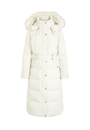 Abrigo blanco acolchado con capucha de pelo, cintura ceñida con cinturón y botones de presión; cuenta con mangas largas y un diseño hasta la rodilla.