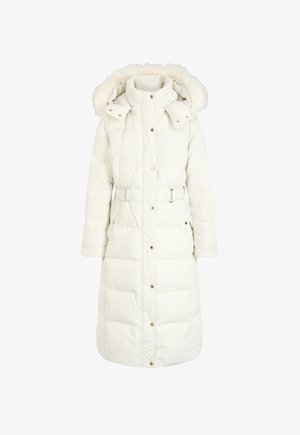 Abrigo blanco acolchado con capucha de pelo, cintura ceñida con cinturón y botones de presión; cuenta con mangas largas y un diseño hasta la rodilla.