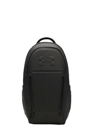 Zwarte Under Armour rugzak met bovenhandvat, voorvak met ritssluiting en geperst merklogo en naam op het voorpaneel.