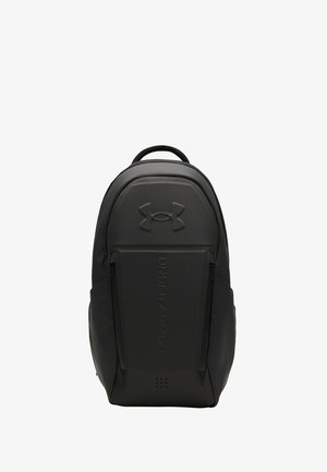 Czarny plecak Under Armour z górnym uchwytem, przednią kieszenią na suwak oraz wytłoczonym logo i nazwą marki na przednim panelu.
