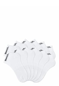 Weiße Knöchelsocken aus Baumwollmischung, mit schwarzem "Bench."-Logo am Bund, glatter Textur und gerippten Details. Set aus mehreren Paaren.
