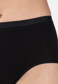 Svart bomullsbermuda med en mjuk, elastisk midjeresår där varumärket "mey" är tryckt i svart. Slät textur och klassisk design.