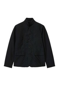 Czarna kurtka zapinana na guziki z kołnierzem typu stójka, długimi rękawami i dwoma przednimi kieszeniami z klapkami, prezentowana na białym tle.