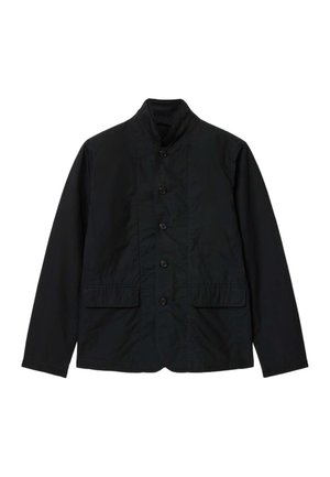 Sort knappet jakke med ståkrave, lange ærmer og to forlommer med klap, vist mod en hvid baggrund.