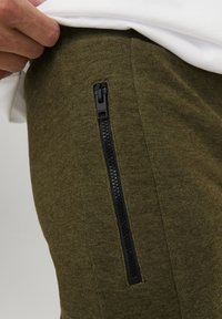 Jack & Jones JPSTWILL AIR PANTS - Pantalones deportivos - olive night