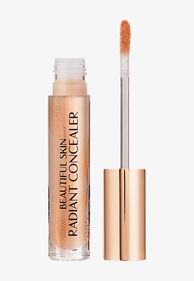 Transparenter Behälter mit beigem flüssigem Concealer, beschriftet mit "Beautiful Skin Radiant Concealer", mit goldfarbenem Deckel und Applikatorstab.