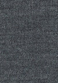 Tessuto grigio lavorato a maglia con una fine trama, caratterizzato da un motivo uniforme. Il materiale appare morbido e malleabile, adatto per abbigliamento o accessori.