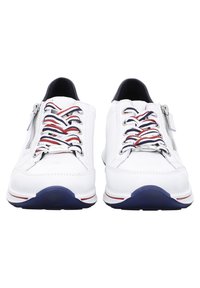 Bílé kožené tenisky s námořnickými akcenty, texturované tkaničky v červené, bílé a modré barvě a boční zipy pro snadný přístup. Gumová podrážka.