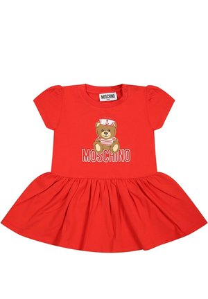 Robe bébé rouge à manches courtes, avec un motif d'ours marin et le texte "Moschino" sur la poitrine.