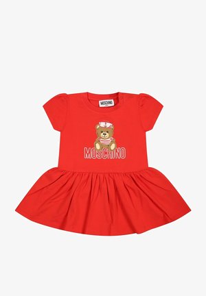 Robe bébé rouge à manches courtes, avec un motif d'ours marin et le texte "Moschino" sur la poitrine.