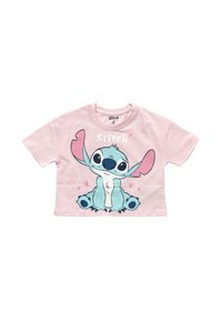 T-shirt cropped pour enfants de couleur rose clair, présentant un grand personnage Stitch bleu de Disney entouré de petits cœurs roses.