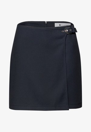 Falda de línea A azul marino texturizada con detalle de hebilla lateral y cierre trasero con cremallera, con un diseño ligeramente cruzado.