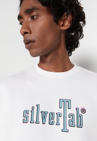 Levi's® STANDARD GRAPHIC CREW SILVERTAB SLAB  - Sweatshirt -  white