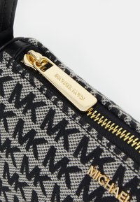 MICHAEL Michael Kors POUCHETTE - Käekott - black