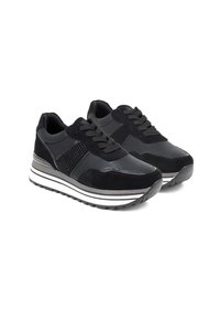 Ett par svarta och grå sneakers med tjocka vitrandiga sulor, svarta snören och texturerade sidopaneler på en vit bakgrund.