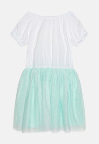 Sukienka na jedno ramię z białą bawełnianą górą i miętową tiulową spódnicą. Strukturalne warstwy i elastyczne rękawy.