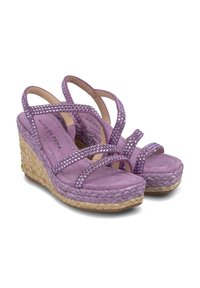 Sandali con tacco viola a forma di cuneo, con molteplici fasce incrociate decorate con strass. Suola intermedia avvolta in juta e soletta in morbido suede.
