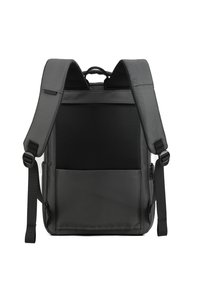 Sac à dos noir avec des bretelles rembourrées, un panneau arrière en maille et une poche avant. Fabriqué en tissu durable avec un design rectangulaire élégant.