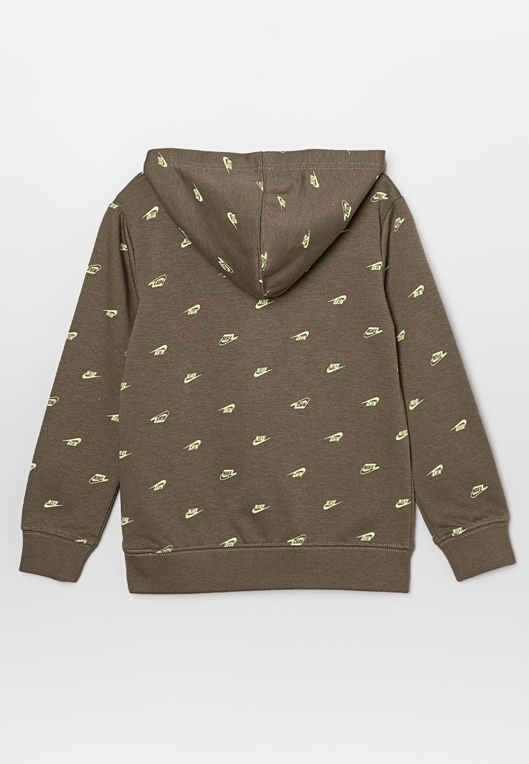 Felpa con cappuccio marrone, caratterizzata da piccoli motivi del logo Nike gialli ripetuti, maniche lunghe e polsini e orlo a costine, mostrata da dietro.