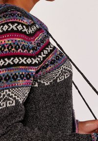 Gebreide trui met patroonmouwen in donkergrijs, voorzien van meerkleurige accenten in roze, blauw en wit. Gestructureerde stof met trekkoord.