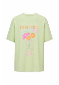 Ανοιχτό πράσινο μπλουζάκι με το κείμενο «MIDSUMMER» πάνω από ένα ροζ βάζο που κρατά χρωματιστά λουλούδια σε ροζ, πορτοκαλί και μπλε στην πλάτη.