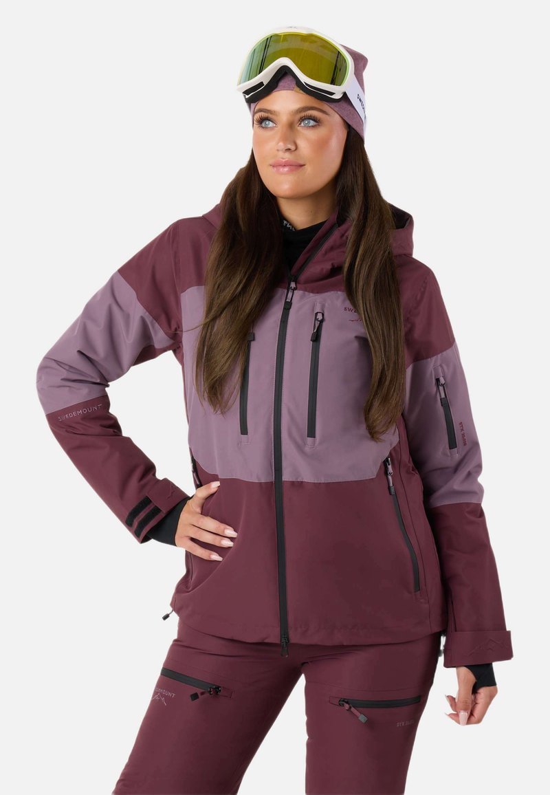 Giacca da sci impermeabile viola e bordeaux con tasche con zip, cappuccio e design a pannelli a contrasto. Dotata di polsini regolabili e dettagli con logo.