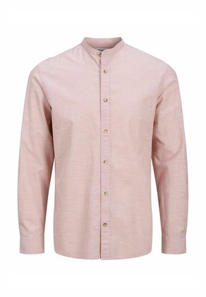 Camicia a maniche lunghe in tessuto rosa chiaro con collo a fascia, bottoni frontali e texture liscia. Design minimalista senza motivi.