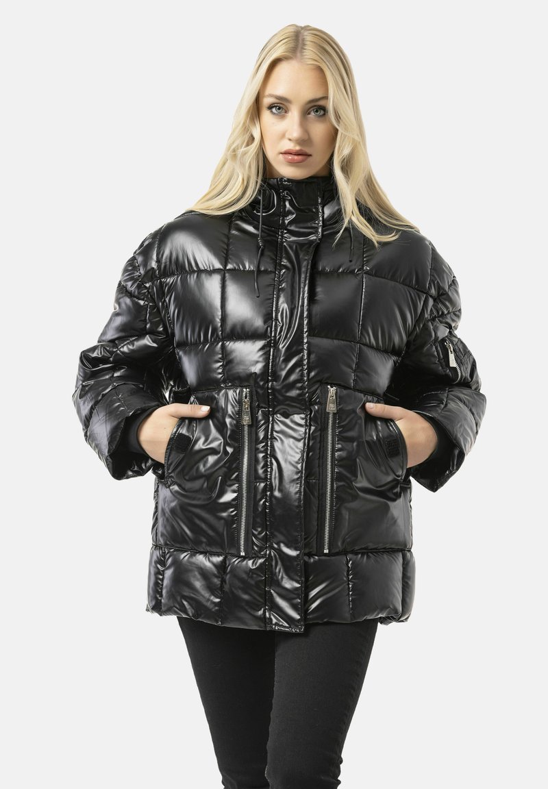 Schwarze Steppjacke mit glänzendem Finish, ausgestattet mit einem hohen Kragen, vorderen Reißverschlusstaschen und einem lockeren Schnitt für Komfort.