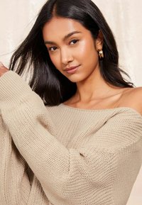 Friends Like These OFF THE SHOULDER - Strickpullover - stone
