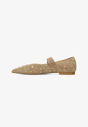 Chaussure plate en daim beige avec bout pointu, ornements de clous dorés et une seule bride sur le dessus, montrée en profil latéral.