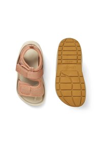 Lett sandal med en rosa mesh-overdel og beige base, med justerbare borrelåsremmer. Teksturert gummisåle med grep mønstre.