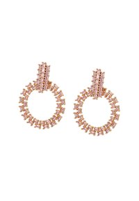 Orecchini in oro rosa con design circolari decorati con gemme rosa rettangolari e rotonde, accenti in metallo texturizzato e dettagli intricati.