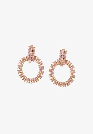 Roségoldene Ohrringe mit kreisförmigen Designs, geschmückt mit rechteckigen und runden rosa Edelsteinen, strukturierten Metallakzenten und filigranen Details.