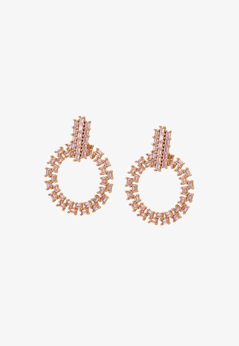 Rožių aukso auskarai su apvaliais dizainais, dekoruoti stačiakampiais ir apvaliais rožiniais brangakmeniais, tekstūruotais metaliniais akcentais ir sudėtingu dekoro detalizavimu.