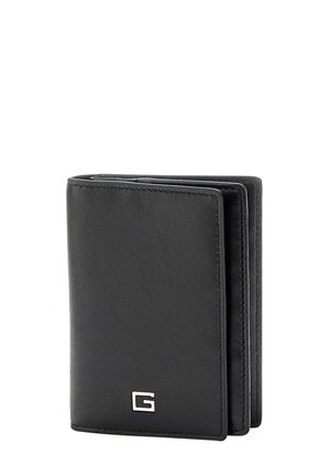 Portafoglio in pelle nera con texture liscia, dotato di un logo argentato sul davanti, design compatto e rettangolare e numerosi slot per carte.