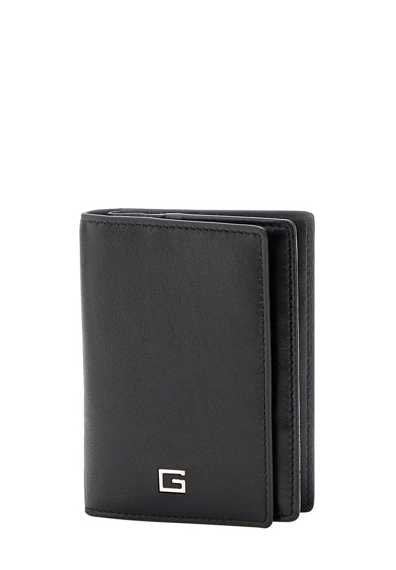 Portafoglio in pelle nera con texture liscia, dotato di un logo argentato sul davanti, design compatto e rettangolare e numerosi slot per carte.