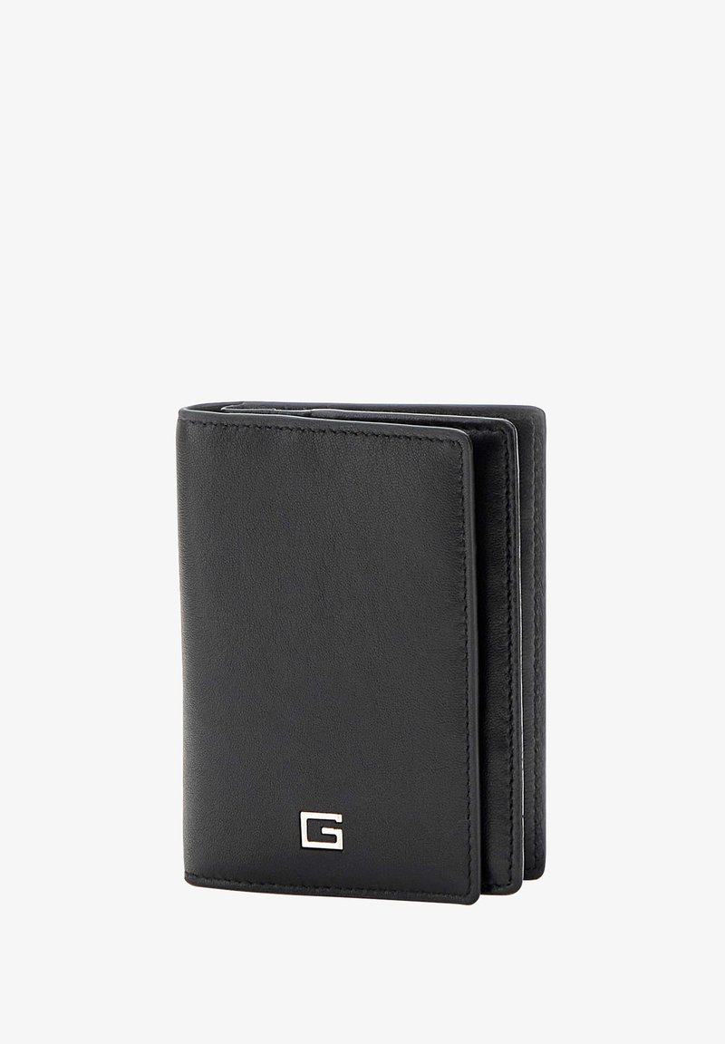 Portafoglio in pelle nera con texture liscia, dotato di un logo argentato sul davanti, design compatto e rettangolare e numerosi slot per carte.
