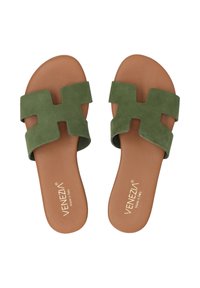Groene suède slippers met overlapping strapdesign, bruine leren binnenzool, vlakke zool en merklogo op de voetbed.