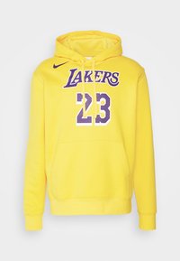 Sweatshirt amarelo com capuz e bolso frontal, apresentando "LAKERS" em roxo e "23" em branco e roxo. Feito de um tecido macio e texturizado.
