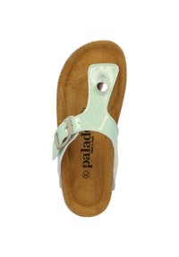 Mintgrüne Sandale mit einem strukturierten, metallischen Riemen, verstellbarem Schnallen und einem Fußbett aus braunem Kunstwildleder. Markenname auf der Innensohle aufgedruckt.