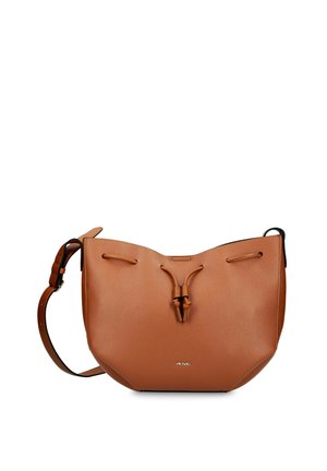 Sac d'épaule en cuir marron avec sangle réglable et fermeture à cordon, petit logo de la marque en métal au centre avant.