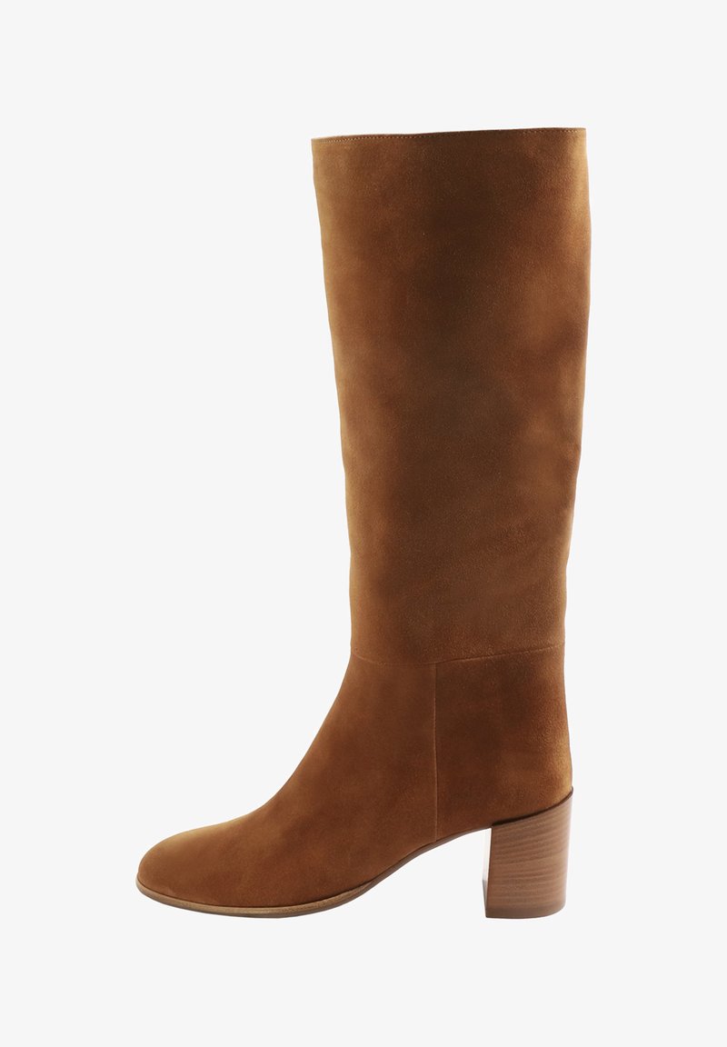 Braune Wildleder-Knielangen Stiefel mit runder Zehenform und Blockabsatz. Glatte Textur mit minimalen Nähten und einem schlichten Design.