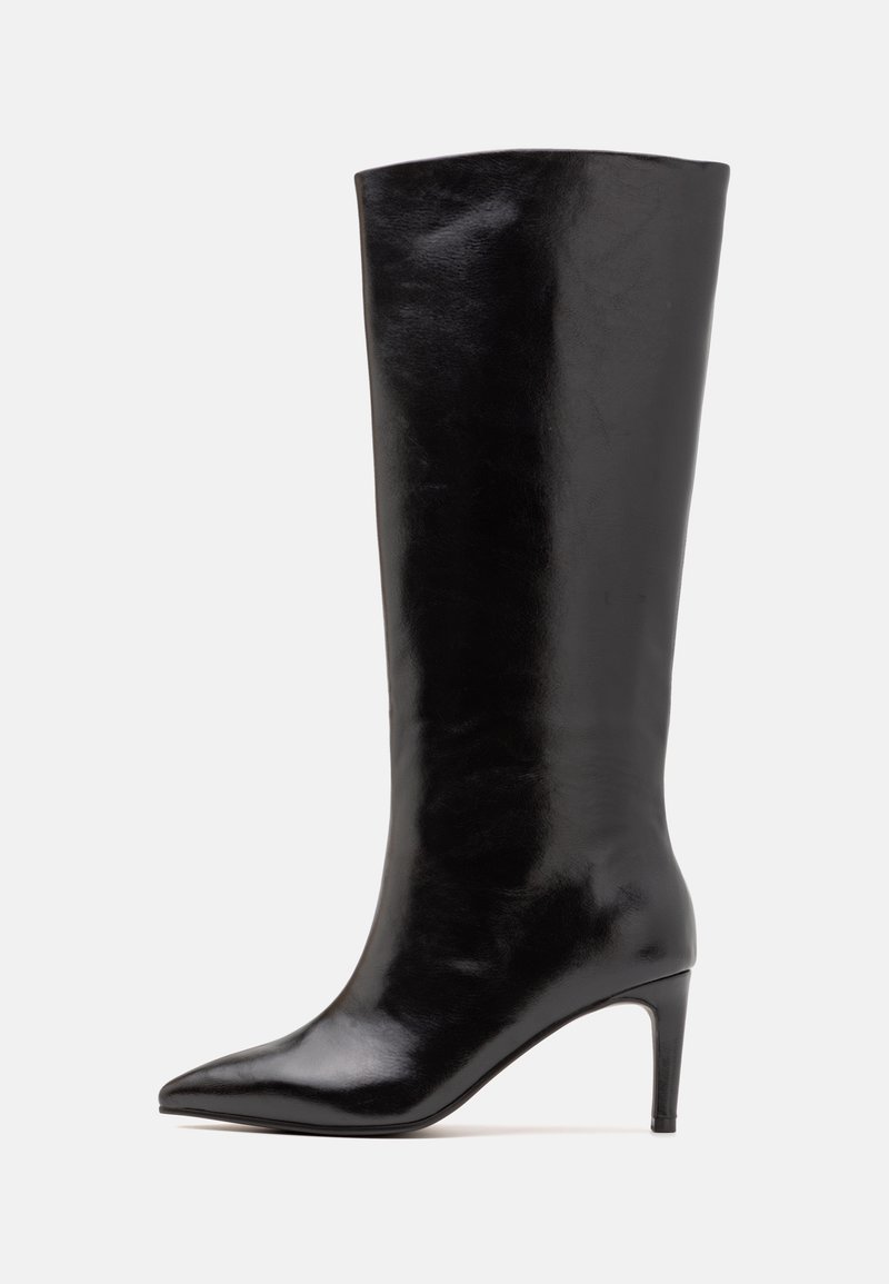 Botte en cuir noire montant jusqu'au genou avec bout pointu et talon fin de hauteur moyenne, présentée de profil sur un fond clair.