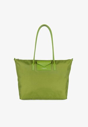 Sac fourre-tout vert en nylon avec une texture lisse, doté de deux longues poignées, d'une fermeture éclair et d'une petite poche décorative à rabat.