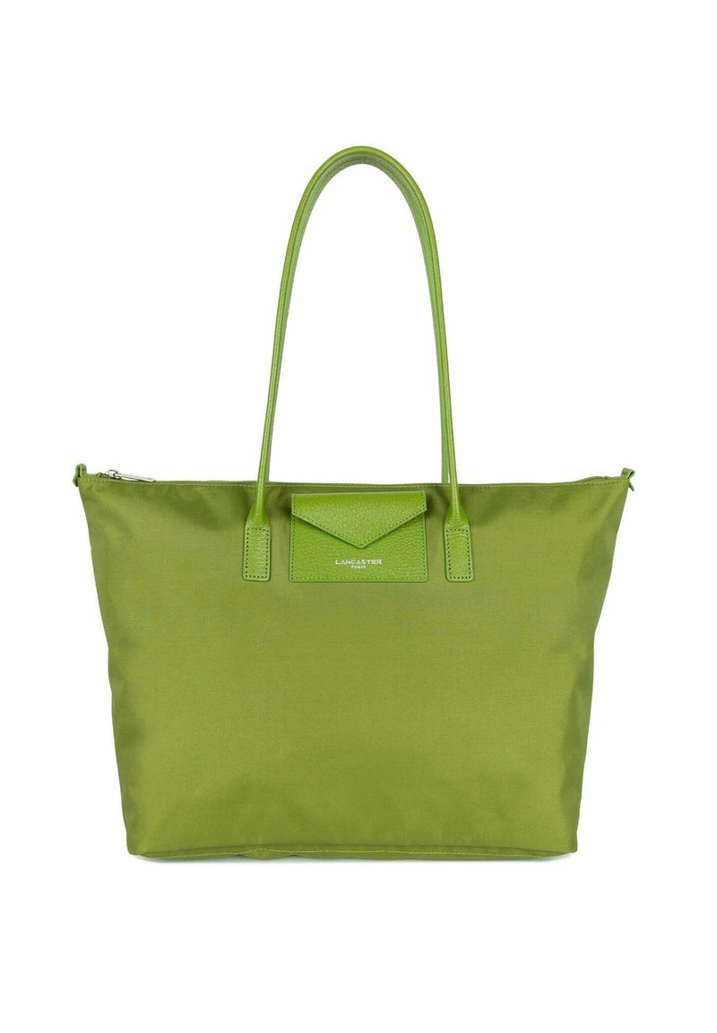 Sac fourre-tout vert en nylon avec une texture lisse, doté de deux longues poignées, d'une fermeture éclair et d'une petite poche décorative à rabat.